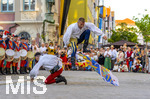 27.06.2026,  Frundsbergfest Mindelheim 2026, ein bekanntes Historisches-Fest im Unterallgäu mit tausenden Mitwirkenden. Die Kreisstadt Mindelheim kehrt für eine Woche ins Mittelalter zurück und feiert ihre historische Geschichte. Stimmungsvolles Altstadtfest und Lagerleben in den Gassen und Strassen. Fahnenschwinger Sbandieratori Sansepolcro, aus Italien am Marienplatz mit dem Rathaus im Hintergrund,