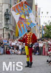 27.06.2026,  Frundsbergfest Mindelheim 2026, ein bekanntes Historisches-Fest im Unterallgäu mit tausenden Mitwirkenden. Die Kreisstadt Mindelheim kehrt für eine Woche ins Mittelalter zurück und feiert ihre historische Geschichte. Stimmungsvolles Altstadtfest und Lagerleben in den Gassen und Strassen. Fahnenschwinger Sbandieratori Sansepolcro, aus Italien am Marienplatz mit dem Rathaus im Hintergrund,