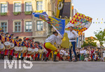 27.06.2026,  Frundsbergfest Mindelheim 2026, ein bekanntes Historisches-Fest im Unterallgäu mit tausenden Mitwirkenden. Die Kreisstadt Mindelheim kehrt für eine Woche ins Mittelalter zurück und feiert ihre historische Geschichte. Stimmungsvolles Altstadtfest und Lagerleben in den Gassen und Strassen. Fahnenschwinger Sbandieratori Sansepolcro, aus Italien am Marienplatz mit dem Rathaus im Hintergrund,