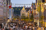 27.06.2026,  Frundsbergfest Mindelheim 2026, ein bekanntes Historisches-Fest im Unterallgäu mit tausenden Mitwirkenden. Die Kreisstadt Mindelheim kehrt für eine Woche ins Mittelalter zurück und feiert ihre historische Geschichte. Stimmungsvolles Altstadtfest und Lagerleben in den Gassen und Strassen.  Maximilianstrasse voller Besucher in der Abendlichen Stimmung 