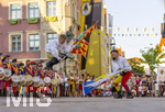 27.06.2026,  Frundsbergfest Mindelheim 2026, ein bekanntes Historisches-Fest im Unterallgäu mit tausenden Mitwirkenden. Die Kreisstadt Mindelheim kehrt für eine Woche ins Mittelalter zurück und feiert ihre historische Geschichte. Stimmungsvolles Altstadtfest und Lagerleben in den Gassen und Strassen. Fahnenschwinger Sbandieratori Sansepolcro, aus Italien am Marienplatz mit dem Rathaus im Hintergrund,