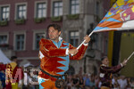 27.06.2026,  Frundsbergfest Mindelheim 2026, ein bekanntes Historisches-Fest im Unterallgäu mit tausenden Mitwirkenden. Die Kreisstadt Mindelheim kehrt für eine Woche ins Mittelalter zurück und feiert ihre historische Geschichte. Stimmungsvolles Altstadtfest und Lagerleben in den Gassen und Strassen. Fahnenschwinger Sbandieratori Sansepolcro, aus Italien am Marienplatz mit dem Rathaus im Hintergrund,