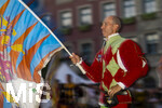27.06.2026,  Frundsbergfest Mindelheim 2026, ein bekanntes Historisches-Fest im Unterallgäu mit tausenden Mitwirkenden. Die Kreisstadt Mindelheim kehrt für eine Woche ins Mittelalter zurück und feiert ihre historische Geschichte. Stimmungsvolles Altstadtfest und Lagerleben in den Gassen und Strassen. Fahnenschwinger Sbandieratori Sansepolcro, aus Italien am Marienplatz mit dem Rathaus im Hintergrund,