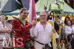 27.06.2026,  Frundsbergfest Mindelheim 2026, ein bekanntes Historisches-Fest im Unterallgäu mit tausenden Mitwirkenden. Die Kreisstadt Mindelheim kehrt für eine Woche ins Mittelalter zurück und feiert ihre historische Geschichte. Stimmungsvolles Altstadtfest und Lagerleben in den Gassen und Strassen. Fahnenschwinger Sbandieratori Sansepolcro, aus Italien am Marienplatz. re: Vorstand der Gruppe Guiseppe del Barna mit Luigi Rigoni (li). 