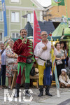 27.06.2026,  Frundsbergfest Mindelheim 2026, ein bekanntes Historisches-Fest im Unterallgäu mit tausenden Mitwirkenden. Die Kreisstadt Mindelheim kehrt für eine Woche ins Mittelalter zurück und feiert ihre historische Geschichte. Stimmungsvolles Altstadtfest und Lagerleben in den Gassen und Strassen. Fahnenschwinger Sbandieratori Sansepolcro, aus Italien am Marienplatz. re: Vorstand der Gruppe Guiseppe del Barna mit Luigi Rigoni (li). 