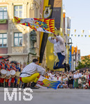 27.06.2026,  Frundsbergfest Mindelheim 2026, ein bekanntes Historisches-Fest im Unterallgäu mit tausenden Mitwirkenden. Die Kreisstadt Mindelheim kehrt für eine Woche ins Mittelalter zurück und feiert ihre historische Geschichte. Stimmungsvolles Altstadtfest und Lagerleben in den Gassen und Strassen. Fahnenschwinger Sbandieratori Sansepolcro, aus Italien am Marienplatz mit dem Rathaus im Hintergrund,