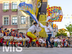 27.06.2026,  Frundsbergfest Mindelheim 2026, ein bekanntes Historisches-Fest im Unterallgäu mit tausenden Mitwirkenden. Die Kreisstadt Mindelheim kehrt für eine Woche ins Mittelalter zurück und feiert ihre historische Geschichte. Stimmungsvolles Altstadtfest und Lagerleben in den Gassen und Strassen. Fahnenschwinger Sbandieratori Sansepolcro, aus Italien am Marienplatz mit dem Rathaus im Hintergrund,