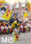 27.06.2026,  Frundsbergfest Mindelheim 2026, ein bekanntes Historisches-Fest im Unterallgäu mit tausenden Mitwirkenden. Die Kreisstadt Mindelheim kehrt für eine Woche ins Mittelalter zurück und feiert ihre historische Geschichte. Stimmungsvolles Altstadtfest und Lagerleben in den Gassen und Strassen. Fahnenschwinger Sbandieratori Sansepolcro, aus Italien am Marienplatz mit dem Rathaus im Hintergrund,