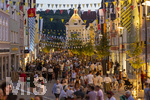 27.06.2026,  Frundsbergfest Mindelheim 2026, ein bekanntes Historisches-Fest im Unterallgäu mit tausenden Mitwirkenden. Die Kreisstadt Mindelheim kehrt für eine Woche ins Mittelalter zurück und feiert ihre historische Geschichte. Stimmungsvolles Altstadtfest und Lagerleben in den Gassen und Strassen.  Maximilianstrasse voller Besucher in der Abendlichen Stimmung 