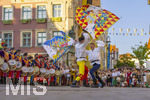 27.06.2026,  Frundsbergfest Mindelheim 2026, ein bekanntes Historisches-Fest im Unterallgäu mit tausenden Mitwirkenden. Die Kreisstadt Mindelheim kehrt für eine Woche ins Mittelalter zurück und feiert ihre historische Geschichte. Stimmungsvolles Altstadtfest und Lagerleben in den Gassen und Strassen. Fahnenschwinger Sbandieratori Sansepolcro, aus Italien am Marienplatz mit dem Rathaus im Hintergrund,