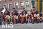 27.06.2026,  Frundsbergfest Mindelheim 2026, ein bekanntes Historisches-Fest im Unterallgäu mit tausenden Mitwirkenden. Die Kreisstadt Mindelheim kehrt für eine Woche ins Mittelalter zurück und feiert ihre historische Geschichte. Stimmungsvolles Altstadtfest und Lagerleben in den Gassen und Strassen. Fahnenschwinger Sbandieratori Sansepolcro, aus Italien am Marienplatz mit dem Rathaus im Hintergrund,