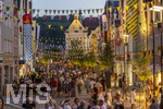27.06.2026,  Frundsbergfest Mindelheim 2026, ein bekanntes Historisches-Fest im Unterallgäu mit tausenden Mitwirkenden. Die Kreisstadt Mindelheim kehrt für eine Woche ins Mittelalter zurück und feiert ihre historische Geschichte. Stimmungsvolles Altstadtfest und Lagerleben in den Gassen und Strassen.  Maximilianstrasse voller Besucher in der Abendlichen Stimmung 