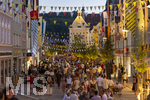 27.06.2026,  Frundsbergfest Mindelheim 2026, ein bekanntes Historisches-Fest im Unterallgäu mit tausenden Mitwirkenden. Die Kreisstadt Mindelheim kehrt für eine Woche ins Mittelalter zurück und feiert ihre historische Geschichte. Stimmungsvolles Altstadtfest und Lagerleben in den Gassen und Strassen.  Maximilianstrasse voller Besucher in der Abendlichen Stimmung 