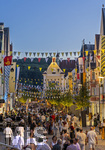 27.06.2026,  Frundsbergfest Mindelheim 2026, ein bekanntes Historisches-Fest im Unterallgäu mit tausenden Mitwirkenden. Die Kreisstadt Mindelheim kehrt für eine Woche ins Mittelalter zurück und feiert ihre historische Geschichte. Stimmungsvolles Altstadtfest und Lagerleben in den Gassen und Strassen.  Maximilianstrasse voller Besucher in der Abendlichen Stimmung 