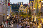 27.06.2026,  Frundsbergfest Mindelheim 2026, ein bekanntes Historisches-Fest im Unterallgäu mit tausenden Mitwirkenden. Die Kreisstadt Mindelheim kehrt für eine Woche ins Mittelalter zurück und feiert ihre historische Geschichte. Stimmungsvolles Altstadtfest und Lagerleben in den Gassen und Strassen.  Maximilianstrasse voller Besucher in der Abendlichen Stimmung 
