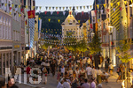 27.06.2026,  Frundsbergfest Mindelheim 2026, ein bekanntes Historisches-Fest im Unterallgäu mit tausenden Mitwirkenden. Die Kreisstadt Mindelheim kehrt für eine Woche ins Mittelalter zurück und feiert ihre historische Geschichte. Stimmungsvolles Altstadtfest und Lagerleben in den Gassen und Strassen.  Maximilianstrasse voller Besucher in der Abendlichen Stimmung  