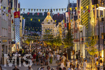 27.06.2026,  Frundsbergfest Mindelheim 2026, ein bekanntes Historisches-Fest im Unterallgäu mit tausenden Mitwirkenden. Die Kreisstadt Mindelheim kehrt für eine Woche ins Mittelalter zurück und feiert ihre historische Geschichte. Stimmungsvolles Altstadtfest und Lagerleben in den Gassen und Strassen.  Maximilianstrasse voller Besucher in der Abendlichen Stimmung 