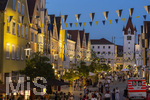 27.06.2026,  Frundsbergfest Mindelheim 2026, ein bekanntes Historisches-Fest im Unterallgäu mit tausenden Mitwirkenden. Die Kreisstadt Mindelheim kehrt für eine Woche ins Mittelalter zurück und feiert ihre historische Geschichte. Stimmungsvolles Altstadtfest und Lagerleben in den Gassen und Strassen.  Maximilianstrasse voller Besucher in der Abendlichen Stimmung  