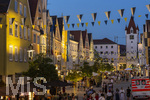 27.06.2026,  Frundsbergfest Mindelheim 2026, ein bekanntes Historisches-Fest im Unterallgäu mit tausenden Mitwirkenden. Die Kreisstadt Mindelheim kehrt für eine Woche ins Mittelalter zurück und feiert ihre historische Geschichte. Stimmungsvolles Altstadtfest und Lagerleben in den Gassen und Strassen.  Maximilianstrasse voller Besucher in der Abendlichen Stimmung  