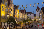 27.06.2026,  Frundsbergfest Mindelheim 2026, ein bekanntes Historisches-Fest im Unterallgäu mit tausenden Mitwirkenden. Die Kreisstadt Mindelheim kehrt für eine Woche ins Mittelalter zurück und feiert ihre historische Geschichte. Stimmungsvolles Altstadtfest und Lagerleben in den Gassen und Strassen.  Maximilianstrasse voller Besucher in der Abendlichen Stimmung  