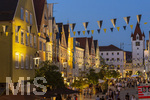 27.06.2026,  Frundsbergfest Mindelheim 2026, ein bekanntes Historisches-Fest im Unterallgäu mit tausenden Mitwirkenden. Die Kreisstadt Mindelheim kehrt für eine Woche ins Mittelalter zurück und feiert ihre historische Geschichte. Stimmungsvolles Altstadtfest und Lagerleben in den Gassen und Strassen.  Maximilianstrasse voller Besucher in der Abendlichen Stimmung  