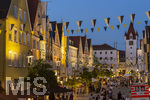 27.06.2026,  Frundsbergfest Mindelheim 2026, ein bekanntes Historisches-Fest im Unterallgäu mit tausenden Mitwirkenden. Die Kreisstadt Mindelheim kehrt für eine Woche ins Mittelalter zurück und feiert ihre historische Geschichte. Stimmungsvolles Altstadtfest und Lagerleben in den Gassen und Strassen.  Maximilianstrasse voller Besucher in der Abendlichen Stimmung  
