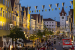 27.06.2026,  Frundsbergfest Mindelheim 2026, ein bekanntes Historisches-Fest im Unterallgäu mit tausenden Mitwirkenden. Die Kreisstadt Mindelheim kehrt für eine Woche ins Mittelalter zurück und feiert ihre historische Geschichte. Stimmungsvolles Altstadtfest und Lagerleben in den Gassen und Strassen.  Maximilianstrasse voller Besucher in der Abendlichen Stimmung   