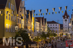 27.06.2026,  Frundsbergfest Mindelheim 2026, ein bekanntes Historisches-Fest im Unterallgäu mit tausenden Mitwirkenden. Die Kreisstadt Mindelheim kehrt für eine Woche ins Mittelalter zurück und feiert ihre historische Geschichte. Stimmungsvolles Altstadtfest und Lagerleben in den Gassen und Strassen.  Maximilianstrasse voller Besucher in der Abendlichen Stimmung  
