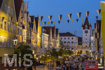 27.06.2026,  Frundsbergfest Mindelheim 2026, ein bekanntes Historisches-Fest im Unterallgäu mit tausenden Mitwirkenden. Die Kreisstadt Mindelheim kehrt für eine Woche ins Mittelalter zurück und feiert ihre historische Geschichte. Stimmungsvolles Altstadtfest und Lagerleben in den Gassen und Strassen.  Maximilianstrasse voller Besucher in der Abendlichen Stimmung  