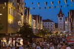 27.06.2026,  Frundsbergfest Mindelheim 2026, ein bekanntes Historisches-Fest im Unterallgäu mit tausenden Mitwirkenden. Die Kreisstadt Mindelheim kehrt für eine Woche ins Mittelalter zurück und feiert ihre historische Geschichte. Stimmungsvolles Altstadtfest und Lagerleben in den Gassen und Strassen.  Maximilianstrasse voller Besucher in der Abendlichen Stimmung   
