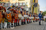 27.06.2026,  Frundsbergfest Mindelheim 2026, ein bekanntes Historisches-Fest im Unterallgäu mit tausenden Mitwirkenden. Die Kreisstadt Mindelheim kehrt für eine Woche ins Mittelalter zurück und feiert ihre historische Geschichte. Stimmungsvolles Altstadtfest und Lagerleben in den Gassen und Strassen. Fahnenschwinger Sbandieratori Sansepolcro, aus Italien am Marienplatz mit dem Rathaus im Hintergrund, 
