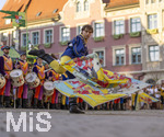 27.06.2026,  Frundsbergfest Mindelheim 2026, ein bekanntes Historisches-Fest im Unterallgäu mit tausenden Mitwirkenden. Die Kreisstadt Mindelheim kehrt für eine Woche ins Mittelalter zurück und feiert ihre historische Geschichte. Stimmungsvolles Altstadtfest und Lagerleben in den Gassen und Strassen. Fahnenschwinger Sbandieratori Sansepolcro, aus Italien am Marienplatz mit dem Rathaus im Hintergrund, 