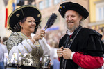 27.06.2026,  Frundsbergfest Mindelheim 2026, ein bekanntes Historisches-Fest im Unterallgäu mit tausenden Mitwirkenden. Die Kreisstadt Mindelheim kehrt für eine Woche ins Mittelalter zurück und feiert ihre historische Geschichte. Stimmungsvolles Altstadtfest und Lagerleben in den Gassen und Strassen. Bei der Hitze ist überall Abkühlung gefragt, Alexandra König fächelt ihrem Mann Klaus König frischluft zu