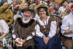 27.06.2026,  Frundsbergfest Mindelheim 2026, ein bekanntes Historisches-Fest im Unterallgäu mit tausenden Mitwirkenden. Die Kreisstadt Mindelheim kehrt für eine Woche ins Mittelalter zurück und feiert ihre historische Geschichte. Stimmungsvolles Altstadtfest und Lagerleben in den Gassen und Strassen. Fahnenschwinger Sbandieratori Sansepolcro, aus Italien am Marienplatz, li: Dr. Manfred Schmid mit Tochter.