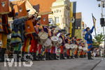 27.06.2026,  Frundsbergfest Mindelheim 2026, ein bekanntes Historisches-Fest im Unterallgäu mit tausenden Mitwirkenden. Die Kreisstadt Mindelheim kehrt für eine Woche ins Mittelalter zurück und feiert ihre historische Geschichte. Stimmungsvolles Altstadtfest und Lagerleben in den Gassen und Strassen. Fahnenschwinger Sbandieratori Sansepolcro, aus Italien am Marienplatz mit dem Rathaus im Hintergrund, 