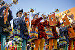 27.06.2026,  Frundsbergfest Mindelheim 2026, ein bekanntes Historisches-Fest im Unterallgäu mit tausenden Mitwirkenden. Die Kreisstadt Mindelheim kehrt für eine Woche ins Mittelalter zurück und feiert ihre historische Geschichte. Stimmungsvolles Altstadtfest und Lagerleben in den Gassen und Strassen. Fahnenschwinger Sbandieratori Sansepolcro, aus Italien am Marienplatz mit dem Rathaus im Hintergrund, 