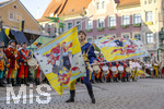 27.06.2026,  Frundsbergfest Mindelheim 2026, ein bekanntes Historisches-Fest im Unterallgäu mit tausenden Mitwirkenden. Die Kreisstadt Mindelheim kehrt für eine Woche ins Mittelalter zurück und feiert ihre historische Geschichte. Stimmungsvolles Altstadtfest und Lagerleben in den Gassen und Strassen. Fahnenschwinger Sbandieratori Sansepolcro, aus Italien am Marienplatz mit dem Rathaus im Hintergrund, 