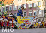 27.06.2026,  Frundsbergfest Mindelheim 2026, ein bekanntes Historisches-Fest im Unterallgäu mit tausenden Mitwirkenden. Die Kreisstadt Mindelheim kehrt für eine Woche ins Mittelalter zurück und feiert ihre historische Geschichte. Stimmungsvolles Altstadtfest und Lagerleben in den Gassen und Strassen. Fahnenschwinger Sbandieratori Sansepolcro, aus Italien am Marienplatz mit dem Rathaus im Hintergrund, 