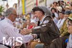 27.06.2026,  Frundsbergfest Mindelheim 2026, ein bekanntes Historisches-Fest im Unterallgäu mit tausenden Mitwirkenden. Die Kreisstadt Mindelheim kehrt für eine Woche ins Mittelalter zurück und feiert ihre historische Geschichte. Stimmungsvolles Altstadtfest und Lagerleben in den Gassen und Strassen. Fahnenschwinger Sbandieratori Sansepolcro, aus Italien am Marienplatz, re: Dr. Manfred Schmid begrüßt Guiseppe del Barda von den italienischen Fahnenschwingern.