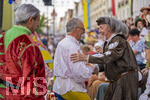 27.06.2026,  Frundsbergfest Mindelheim 2026, ein bekanntes Historisches-Fest im Unterallgäu mit tausenden Mitwirkenden. Die Kreisstadt Mindelheim kehrt für eine Woche ins Mittelalter zurück und feiert ihre historische Geschichte. Stimmungsvolles Altstadtfest und Lagerleben in den Gassen und Strassen. Fahnenschwinger Sbandieratori Sansepolcro, aus Italien am Marienplatz, re: Dr. Manfred Schmid begrüßt Guiseppe del Barda von den italienischen Fahnenschwingern. 