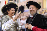 27.06.2026,  Frundsbergfest Mindelheim 2026, ein bekanntes Historisches-Fest im Unterallgäu mit tausenden Mitwirkenden. Die Kreisstadt Mindelheim kehrt für eine Woche ins Mittelalter zurück und feiert ihre historische Geschichte. Stimmungsvolles Altstadtfest und Lagerleben in den Gassen und Strassen. Bei der Hitze ist überall Abkühlung gefragt, Alexandra König fächelt ihrem Mann Klaus König frischluft zu