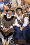 27.06.2026,  Frundsbergfest Mindelheim 2026, ein bekanntes Historisches-Fest im Unterallgäu mit tausenden Mitwirkenden. Die Kreisstadt Mindelheim kehrt für eine Woche ins Mittelalter zurück und feiert ihre historische Geschichte. Stimmungsvolles Altstadtfest und Lagerleben in den Gassen und Strassen. Fahnenschwinger Sbandieratori Sansepolcro, aus Italien am Marienplatz, li: Dr. Manfred Schmid mit Tochter.