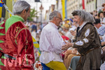 27.06.2026,  Frundsbergfest Mindelheim 2026, ein bekanntes Historisches-Fest im Unterallgäu mit tausenden Mitwirkenden. Die Kreisstadt Mindelheim kehrt für eine Woche ins Mittelalter zurück und feiert ihre historische Geschichte. Stimmungsvolles Altstadtfest und Lagerleben in den Gassen und Strassen. Fahnenschwinger Sbandieratori Sansepolcro, aus Italien am Marienplatz, re: Dr. Manfred Schmid begrüßt Guiseppe del Barda von den italienischen Fahnenschwingern. 