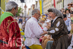 27.06.2026,  Frundsbergfest Mindelheim 2026, ein bekanntes Historisches-Fest im Unterallgäu mit tausenden Mitwirkenden. Die Kreisstadt Mindelheim kehrt für eine Woche ins Mittelalter zurück und feiert ihre historische Geschichte. Stimmungsvolles Altstadtfest und Lagerleben in den Gassen und Strassen. Fahnenschwinger Sbandieratori Sansepolcro, aus Italien am Marienplatz, re: Dr. Manfred Schmid begrüßt Guiseppe del Barda von den italienischen Fahnenschwingern. 
