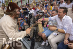 28.06.2026,  Frundsbergfest Mindelheim 2026, ein bekanntes Historisches-Fest im Unterallgäu mit tausenden Mitwirkenden. Die Kreisstadt Mindelheim kehrt für eine Woche ins Mittelalter zurück und feiert ihre historische Geschichte. Am heutigen Sonntag zieht sich der Historische Festzug durch die geschmückte Altstatdt. Memminger Bettlergruppe bei den Ehrengästen an der Tribüne, Politiker Peter Wachler (MdL)