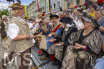 28.06.2026,  Frundsbergfest Mindelheim 2026, ein bekanntes Historisches-Fest im Unterallgäu mit tausenden Mitwirkenden. Die Kreisstadt Mindelheim kehrt für eine Woche ins Mittelalter zurück und feiert ihre historische Geschichte. Am heutigen Sonntag zieht sich der Historische Festzug durch die geschmückte Altstatdt. Memminger Bettlergruppe bei den Ehrengästen an der Tribüne, Politiker Bernhard Pohl, Franz Josef Pschierer mit Frau.  
