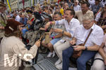 28.06.2026,  Frundsbergfest Mindelheim 2026, ein bekanntes Historisches-Fest im Unterallgäu mit tausenden Mitwirkenden. Die Kreisstadt Mindelheim kehrt für eine Woche ins Mittelalter zurück und feiert ihre historische Geschichte. Am heutigen Sonntag zieht sich der Historische Festzug durch die geschmückte Altstatdt. Memminger Bettlergruppe bei den Ehrengästen an der Tribüne, Politiker Peter Wachler (MdL), Ex-Bürgermeistrer Stefan Winter