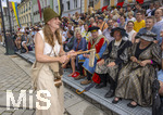 28.06.2026,  Frundsbergfest Mindelheim 2026, ein bekanntes Historisches-Fest im Unterallgäu mit tausenden Mitwirkenden. Die Kreisstadt Mindelheim kehrt für eine Woche ins Mittelalter zurück und feiert ihre historische Geschichte. Am heutigen Sonntag zieht sich der Historische Festzug durch die geschmückte Altstatdt. Memminger Bettlergruppe bei den Ehrengästen an der Tribüne, Politiker Bernhard Pohl, Franz Josef Pschierer mit Frau.  