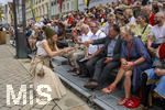 28.06.2026,  Frundsbergfest Mindelheim 2026, ein bekanntes Historisches-Fest im Unterallgäu mit tausenden Mitwirkenden. Die Kreisstadt Mindelheim kehrt für eine Woche ins Mittelalter zurück und feiert ihre historische Geschichte. Am heutigen Sonntag zieht sich der Historische Festzug durch die geschmückte Altstatdt. Memminger Bettlergruppe bei den Ehrengästen an der Tribüne, Ex-Bürgermeister Erich Meier (Mindelheim), Bürgermeister Stefan Bosse (Kaufbeuren).