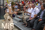 28.06.2026,  Frundsbergfest Mindelheim 2026, ein bekanntes Historisches-Fest im Unterallgäu mit tausenden Mitwirkenden. Die Kreisstadt Mindelheim kehrt für eine Woche ins Mittelalter zurück und feiert ihre historische Geschichte. Am heutigen Sonntag zieht sich der Historische Festzug durch die geschmückte Altstatdt. Memminger Bettlergruppe bei den Ehrengästen an der Tribüne, Ex-Bürgermeister Erich Meier